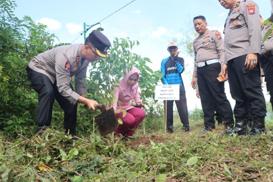 Polres Trenggalek Hijaukan Lahan Kritis Lewat Penanaman Pohon