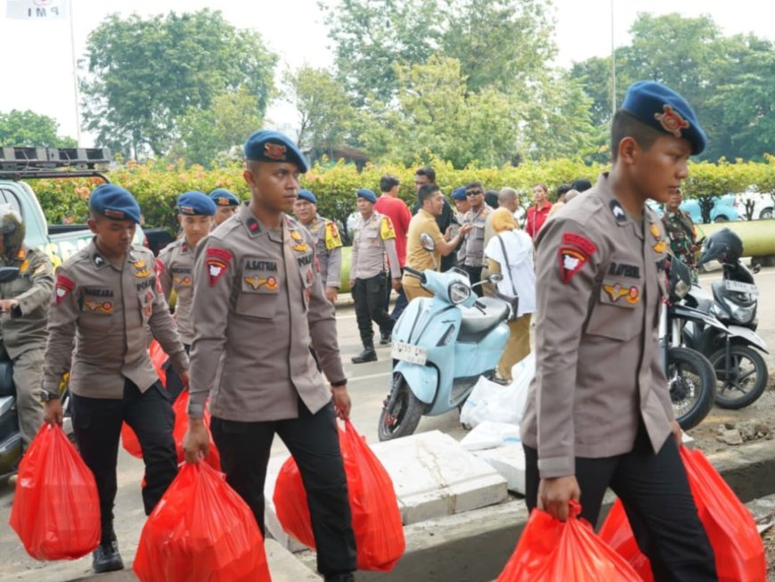 Brimob Metro Jaya Salurkan Bantuan Makanan untuk Warga Terdampak Kebakaran