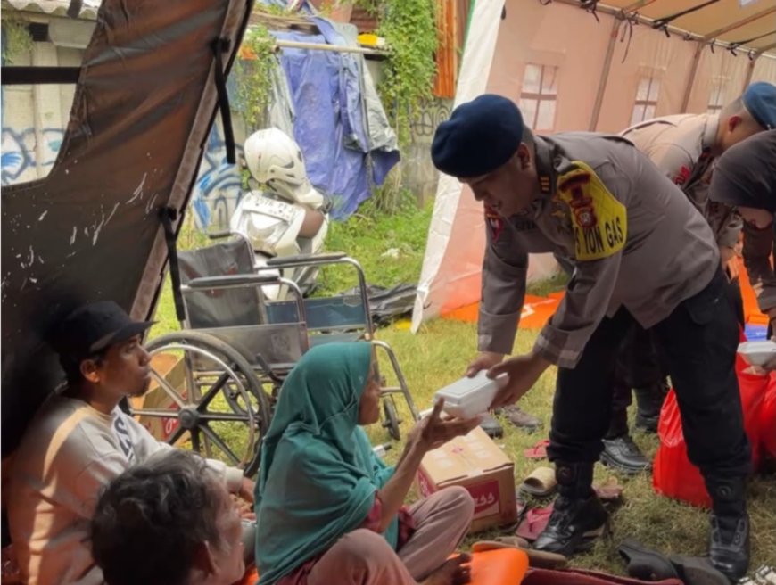 Brimob Metro Jaya Tunjukkan Kepedulian melalui Bantuan Makanan